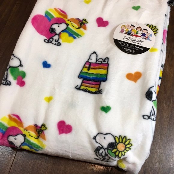 Snoopy Peanuts Love Throw Blanket - Picture 2 of 4